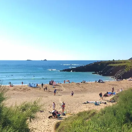 Beachside Spacious Apartment, Private Garden *
