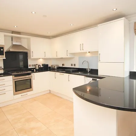 Beachside Spacious Apartment, Private Garden *
