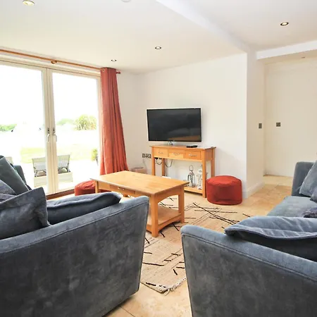Beachside Spacious Apartment, Private Garden