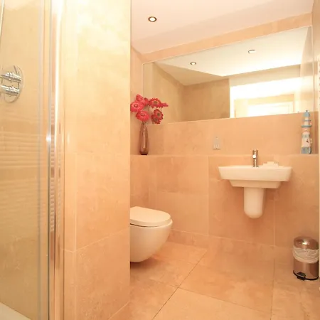 Beachside Spacious Apartment, Private Garden Holiday home