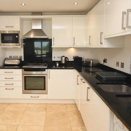 Beachside Spacious Apartment, Private Garden Holiday home *
