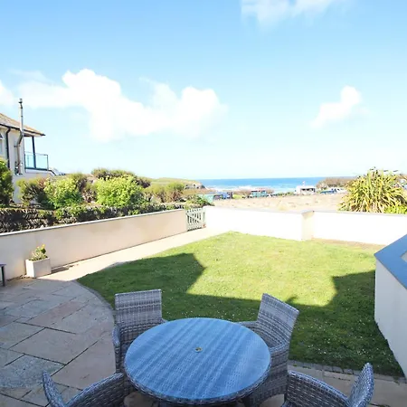 Beachside Spacious Apartment, Private Garden