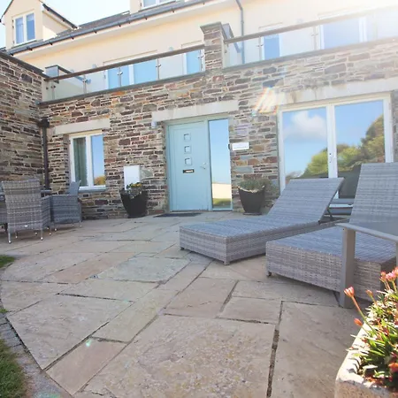 Beachside Spacious Apartment, Private Garden Holiday home